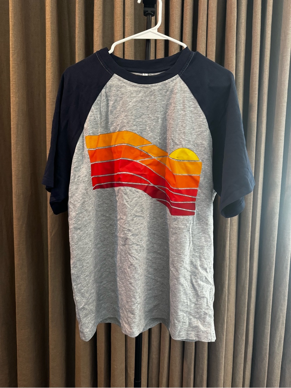 TheRetroTee Sunset Retro 1980s Raglan Baseball T-Shirt - NWOT 🌅